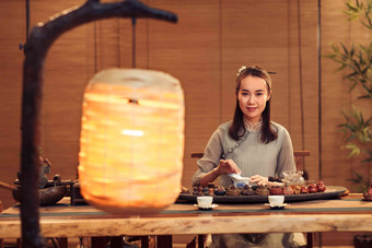 青年女人展示茶艺