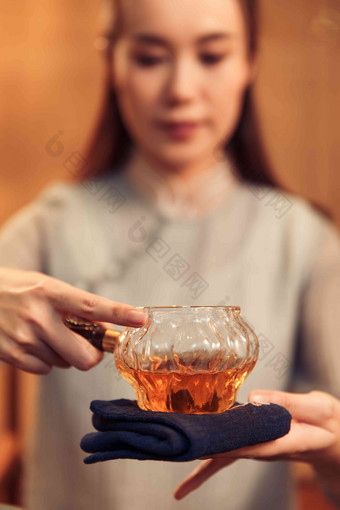 青年女人展示茶艺