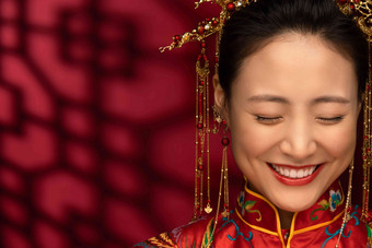 漂亮的中式新娘闭着眼睛笑