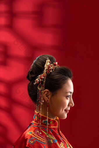 漂亮的中式新娘侧面