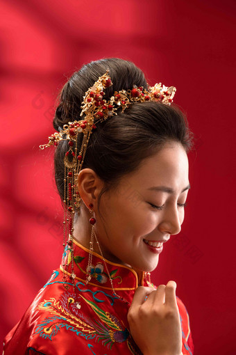 漂亮的中式新娘闭着眼睛偷笑