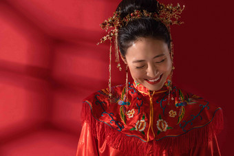 漂亮的中式新娘偷着笑