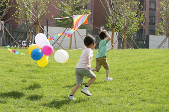 快乐儿童在户外玩耍