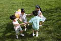 快乐的孩子们在草地上玩耍