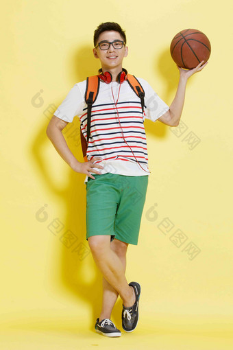 青年男人拿着篮球