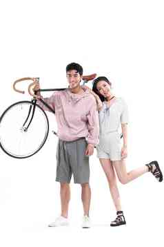 青年情侣和自行车