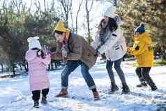 快乐的一家人在雪地里做游戏