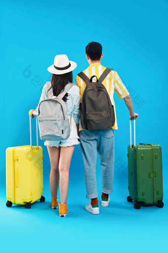 青年情侣拉着行李箱去旅游的背影