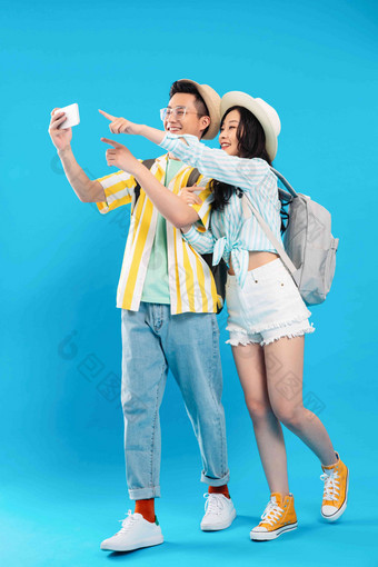 旅途中快乐的青年伴侣用手机拍照