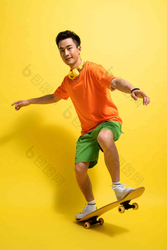 玩滑板的青年男人