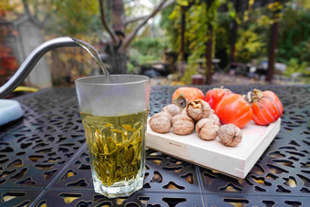 庭院桌子上的茶和柿子核桃