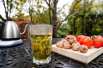 庭院桌子上的茶和柿子核桃