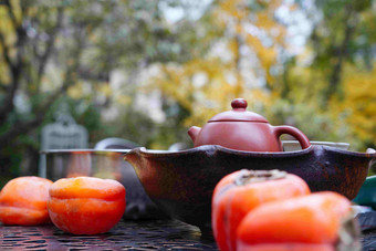 庭院桌子上的柿子和茶具