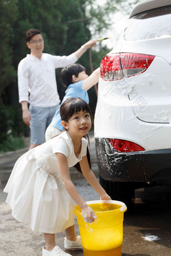 快乐家庭擦洗汽车