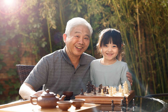 祖父和孙女在庭院里