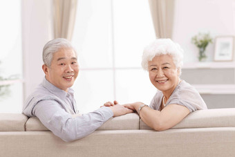 幸福的老年夫妇在客厅