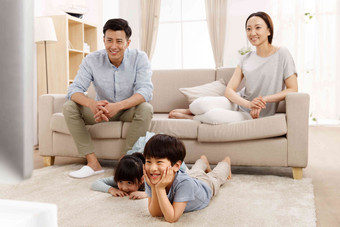幸福家庭在客厅看电视