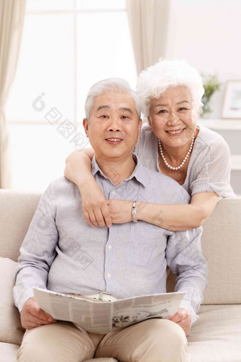 幸福的老年夫妇在客厅