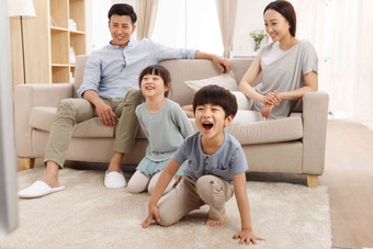 幸福家庭在客厅看电视