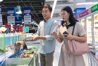 中年夫妇在超市买鱼