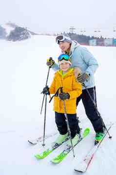 滑雪场上一起滑雪的快乐父子