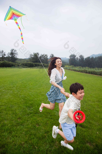 快乐的母子在草地上<strong>放风筝</strong>
