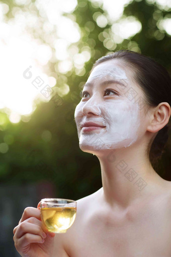 年轻女人在户外做SPA