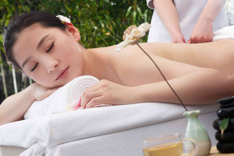 年轻女人在户外做SPA