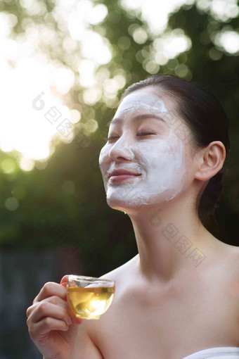 年轻女人在户外做SPA