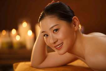 年轻女人在室内做SPA