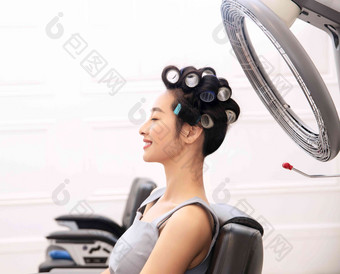 青年女人在理发店里做头发