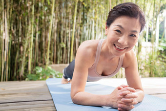 趴着练瑜伽的中老年女士趴着氛围图片