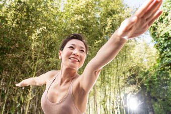 户外练瑜伽的中老年女士享乐场景