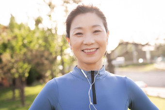 户外健身的中年女子听音乐户外高质量图片