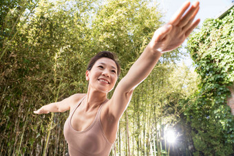 优雅的中老年女士在户外练瑜伽庭院氛围摄影