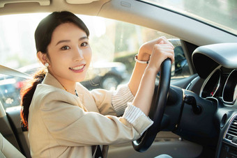 快乐的青年女人开车