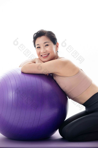 趴在<strong>瑜伽球</strong>上的中年女人