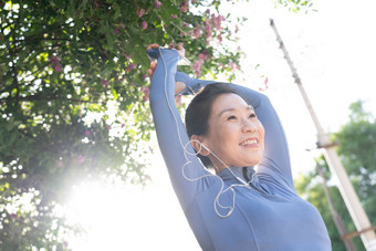 中年女子在街心公园健身中老年人高清拍摄