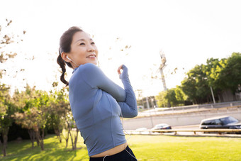 中年女子在街心公园健身骄傲清晰镜头