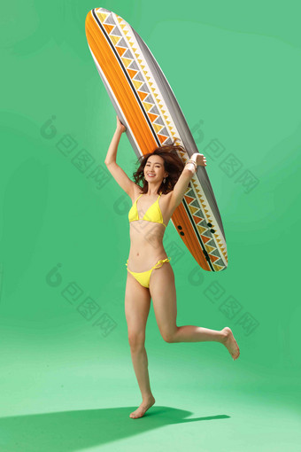 穿比基尼<strong>的</strong>美女举着冲浪板