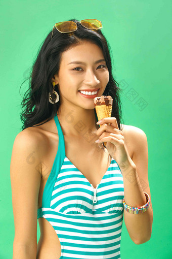 快乐的泳装美女吃<strong>冰淇淋</strong>