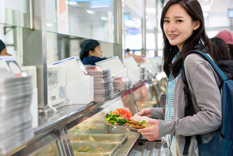 大学生在食堂里用餐