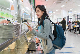 大学生在食堂里用餐