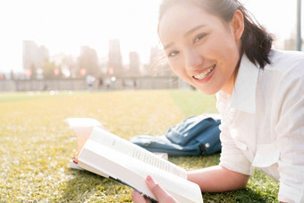 青年女大学生在校园里学习