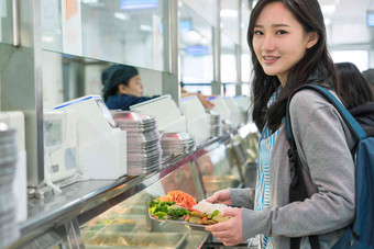 大学生在食堂里用餐