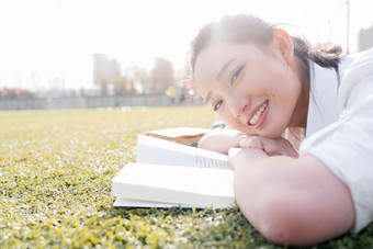 青年女大学生在校园里学习