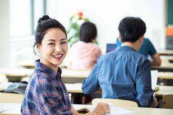 大学生在教室内上课