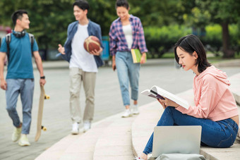 校园里的大学生