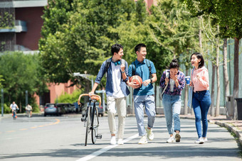 快乐的大学生在校园里步行
