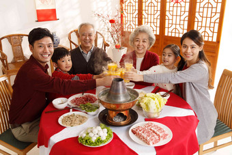 幸福家庭过年吃团圆饭